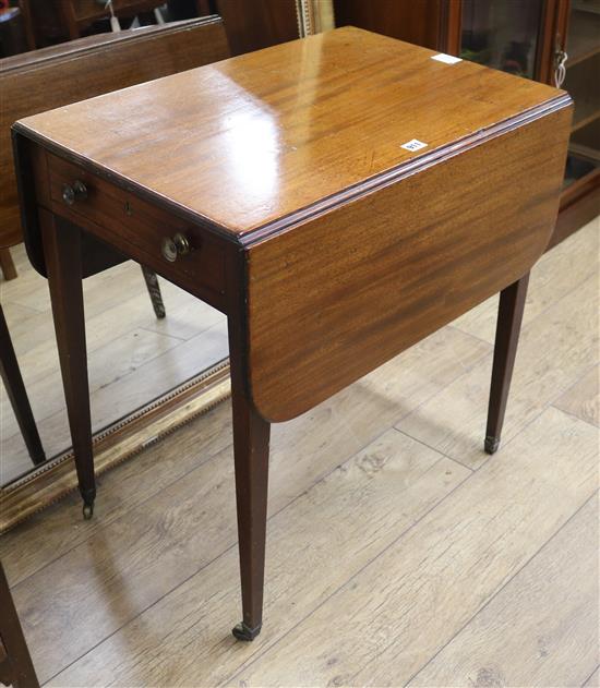 A George III mahogany Pembroke table W.67cm